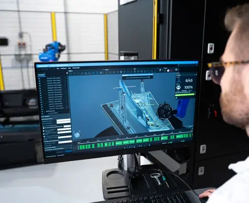 Operador revisando datos de MetraSCAN 3D-R